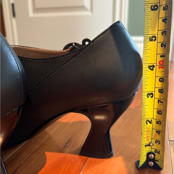 John Fluevog, US 8.5, black, fully leather matt 3”pump, w/ patent leather heel. - Picture 6 of 7